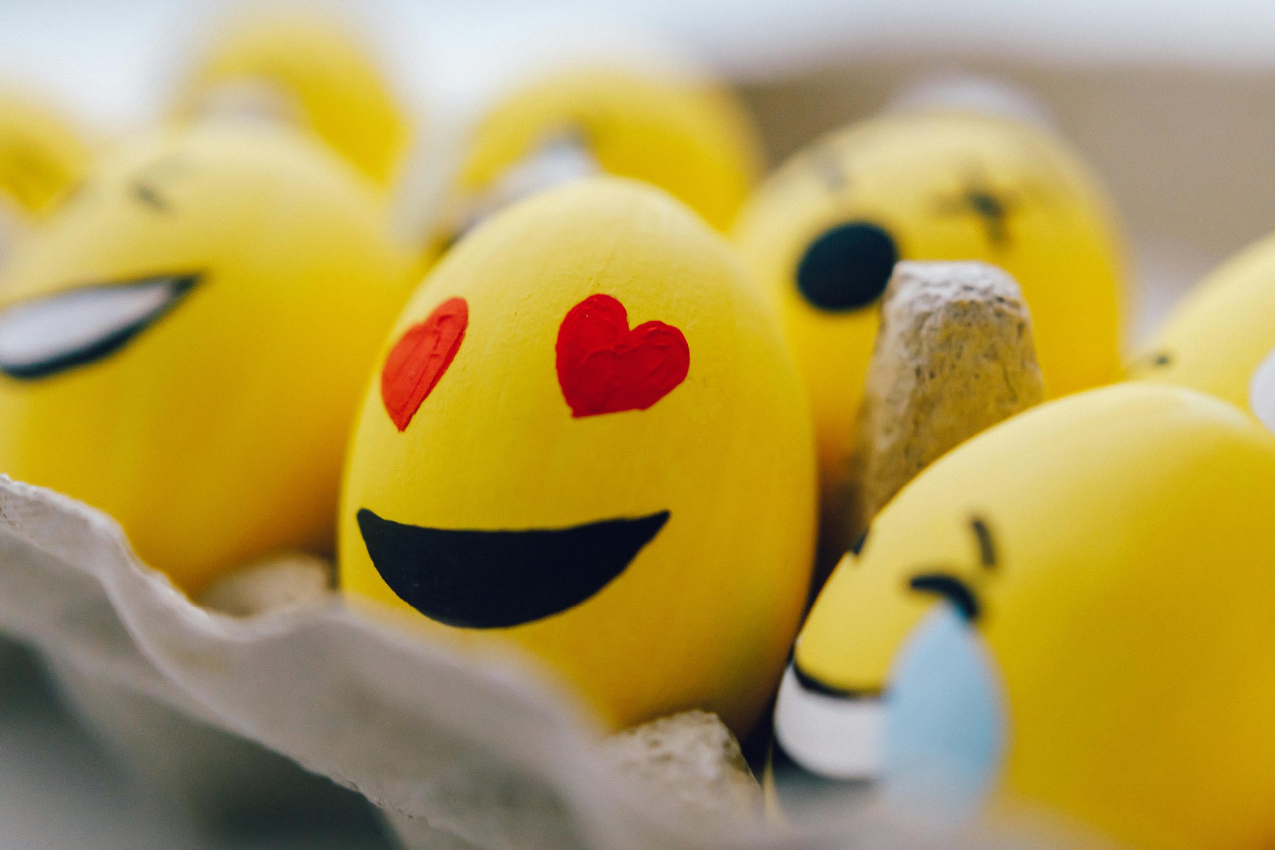 Ilustrasi emoji love hitam artinya